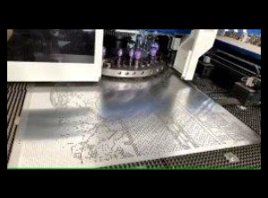 生产加工冲孔铝单板过程视频